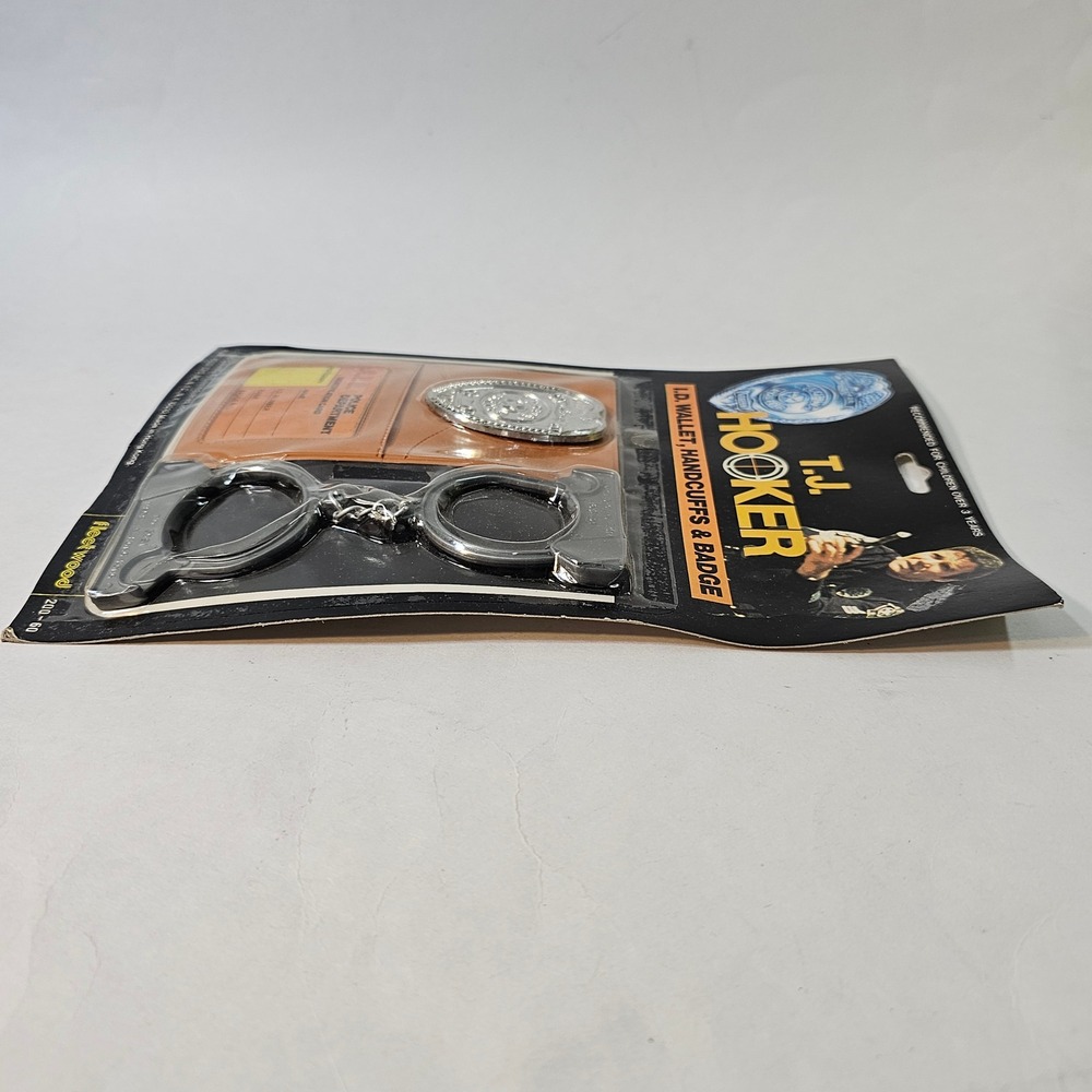Vintage 1982 TJ Hooker Police Toy Set ID Wallet Handcuffs Badge Warped card - Picture 5 of 7